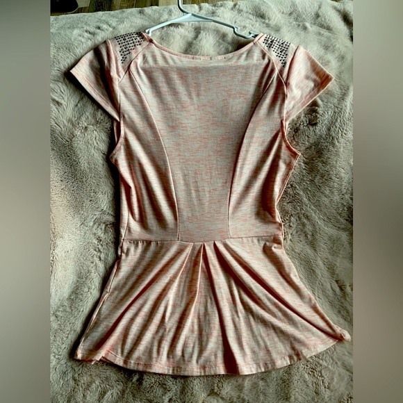 Guess Peplum Top Size M Pink Padded Shoulders Cap Sleeve Studded Shirt Womens - Picture 6 of 8